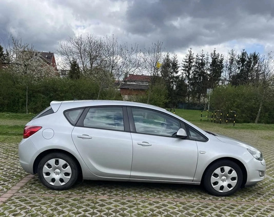 Opel Astra cena 20000 przebieg: 214000, rok produkcji 2013 z Gdańsk małe 137